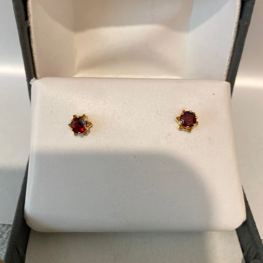 Beautiful Red Ruby Stud Earrings. - image 1